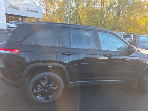 New 2025 Jeep Grand Cherokee Altitude image 23