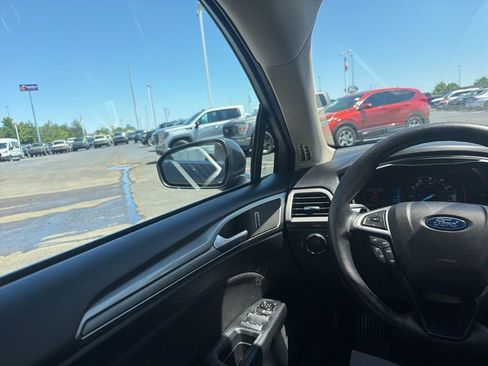 Used 2019 Ford Fusion SE FWD image 15
