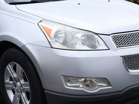 Used 2011 Chevrolet Traverse LT w/ LPO, 'HIT The Road' Package FWD image 4