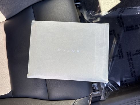 Used 2025 Volvo XC40 B5 Core image 35