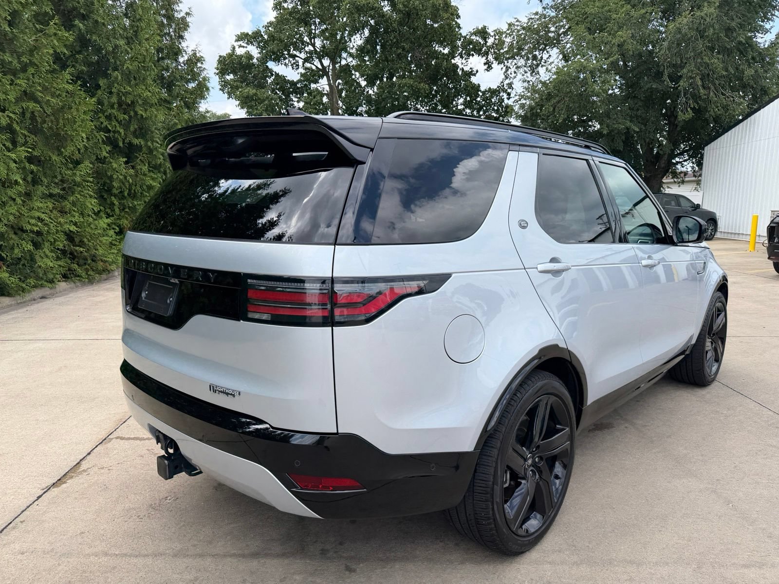 Used 2024 Land Rover Discovery Dynamic SE AWD/4WD image 31