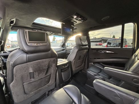 Used 2018 Cadillac Escalade ESV Platinum image 27