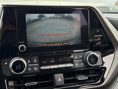 Used 2023 Toyota Highlander XLE FWD image 14