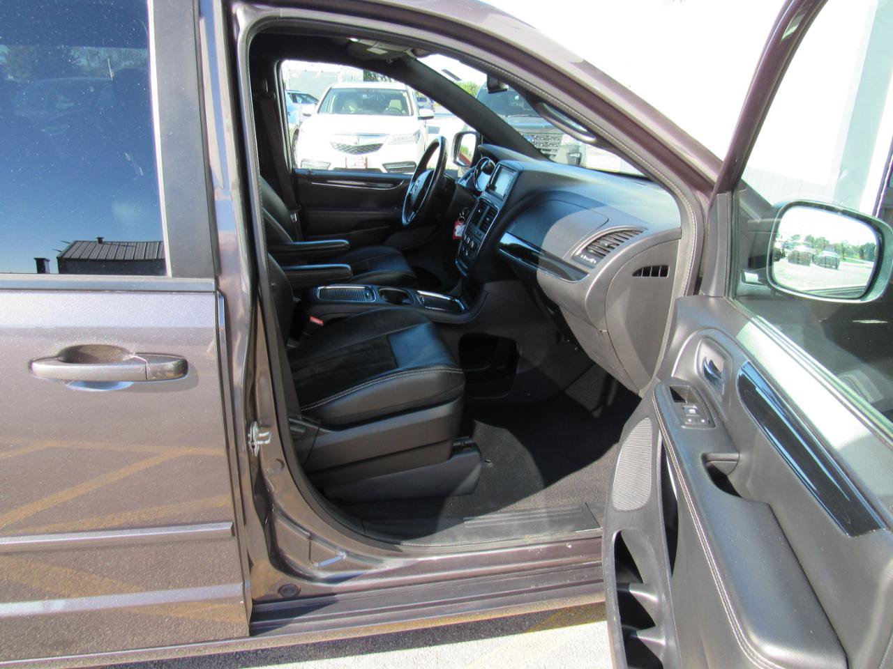 Used 2015 Dodge Grand Caravan SXT FWD image 32