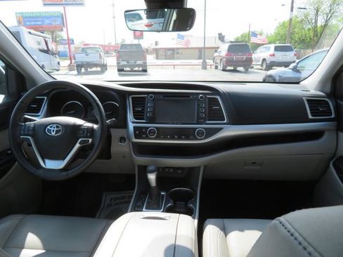 Used 2019 Toyota Highlander XLE image 17