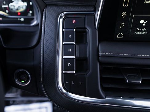 Used 2024 GMC Yukon SLT w/ SLT Premium Package image 22