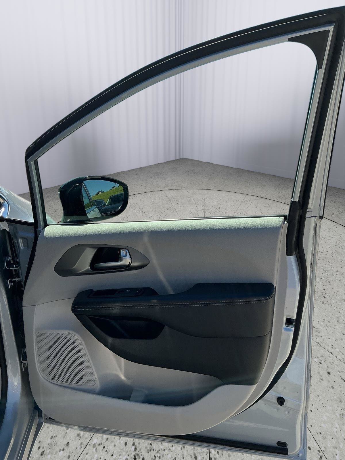 Used 2024 Chrysler Pacifica Touring-L FWD image 25