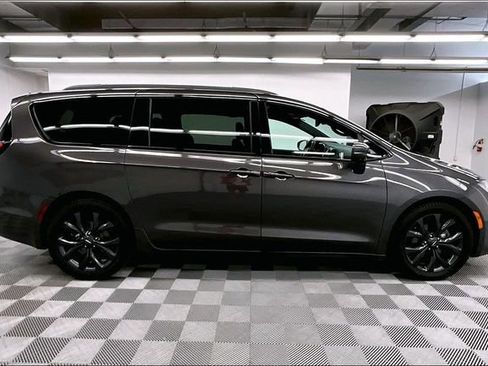 Used 2018 Chrysler Pacifica Limited w/ Advanced Safetytec Group FWD image 15