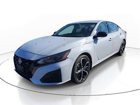 Used 2023 Nissan Altima 2.5 SR image 3