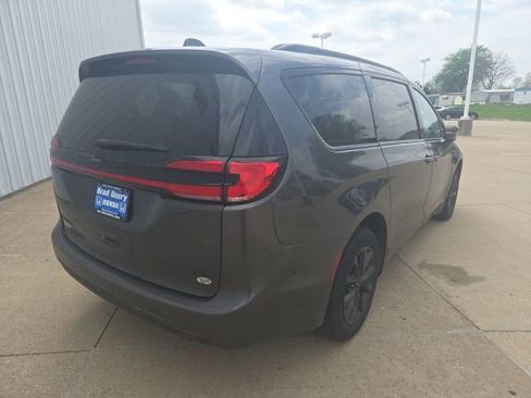 Used 2021 Chrysler Pacifica Touring w/ Cold Weather Group AWD/4WD image 6