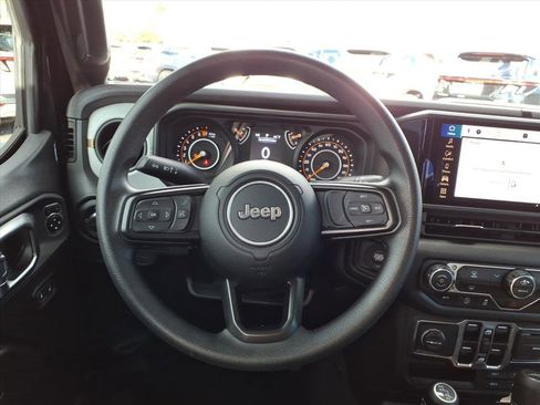 Used 2025 Jeep Gladiator Sport image 17