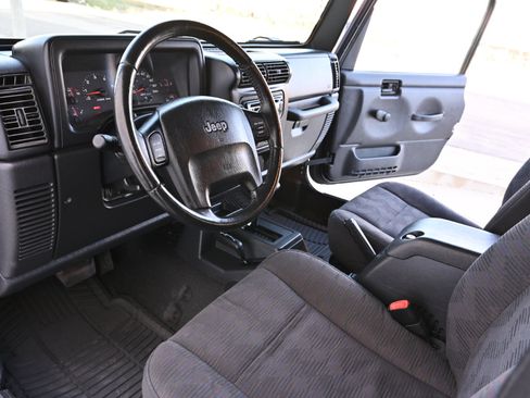 Used 2005 Jeep Wrangler Unlimited w/ Security Group AWD/4WD image 11