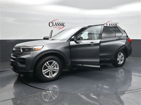 Used 2022 Ford Explorer XLT image 35