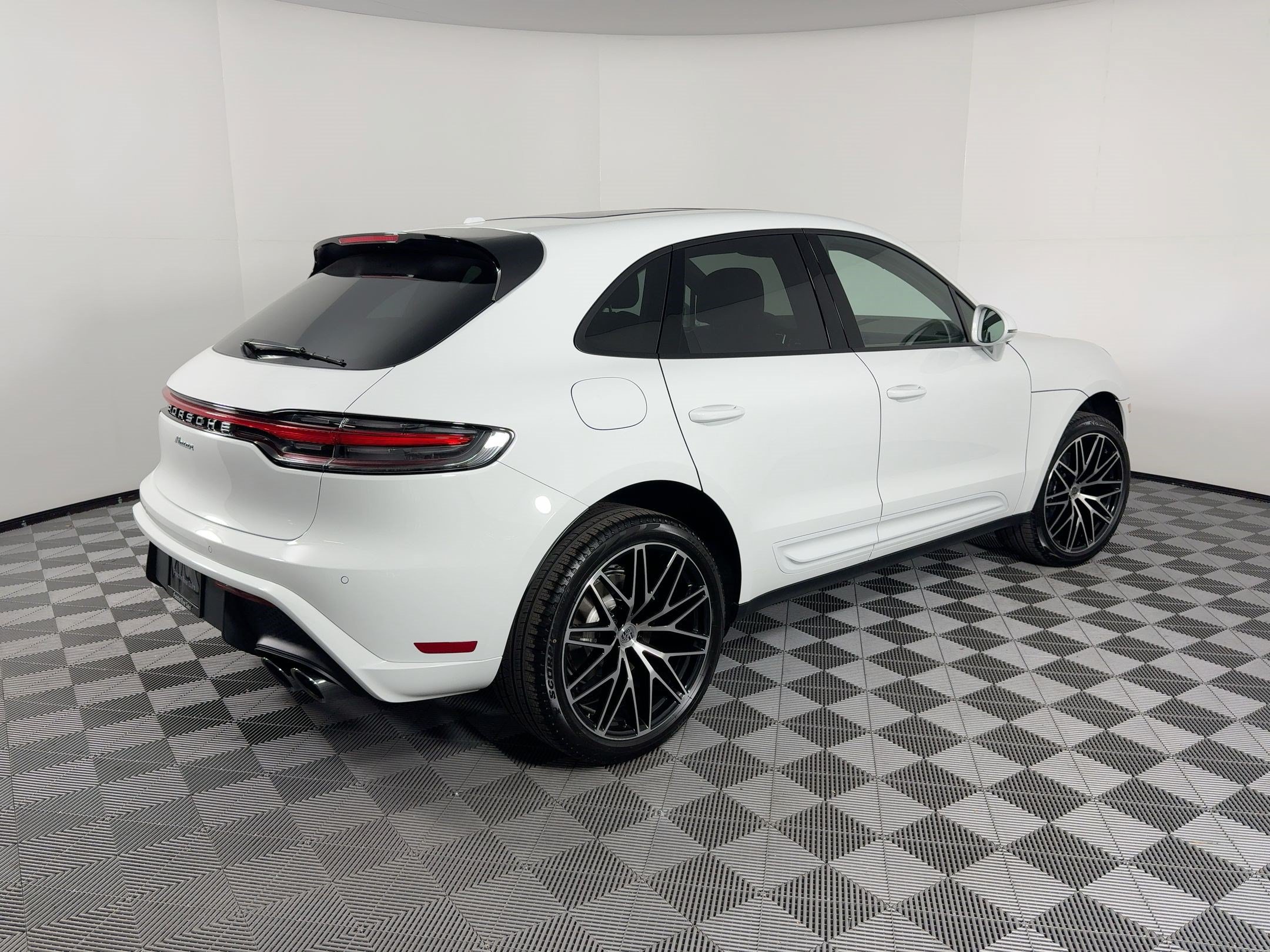 Certified 2026 Porsche Macan AWD/4WD image 9