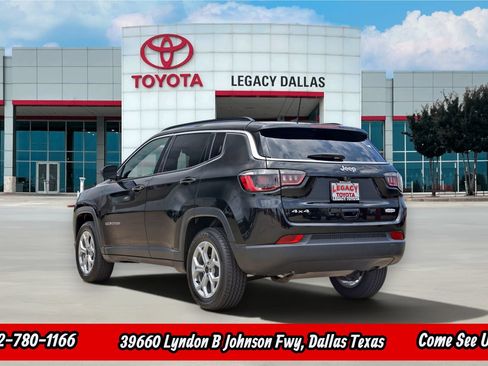 Used 2025 Jeep Compass Latitude AWD/4WD image 7