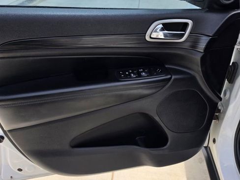 Used 2021 Jeep Grand Cherokee Laredo RWD image 9