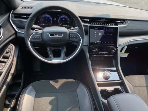 New 2025 Jeep Grand Cherokee Altitude image 9