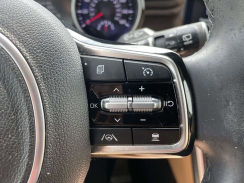 Used 2024 Kia Carnival EX image 27