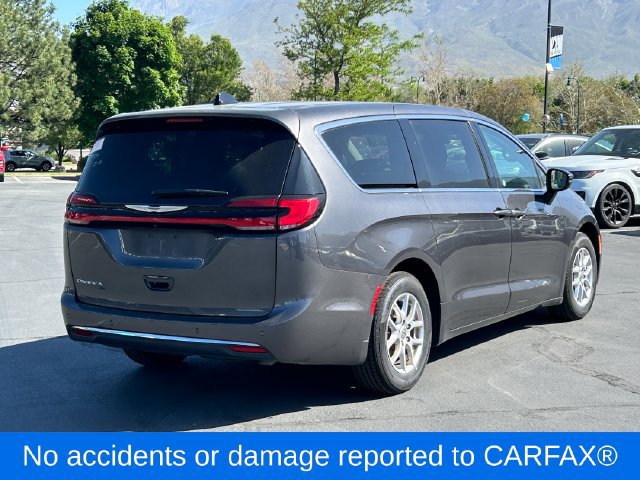 Used 2023 Chrysler Pacifica Touring-L FWD image 3