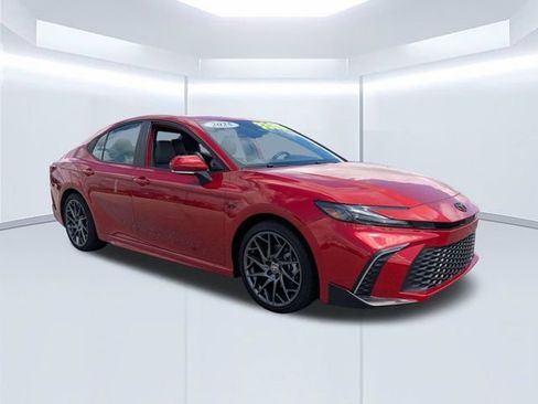 Used 2025 Toyota Camry SE FWD image 2