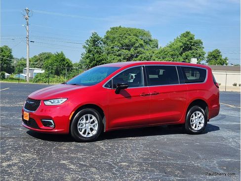 Used 2025 Chrysler Pacifica Select FWD image 14