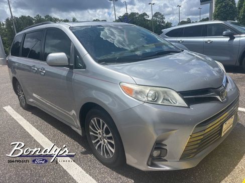 Used 2018 Toyota Sienna XLE FWD image 3