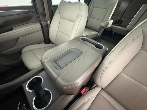 Used 2023 GMC Yukon XL SLT AWD/4WD image 30