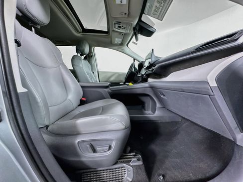 Certified 2021 Toyota Sienna XLE w/ XLE Plus Package FWD image 31