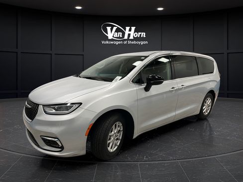Used 2024 Chrysler Pacifica Touring-L FWD image 3