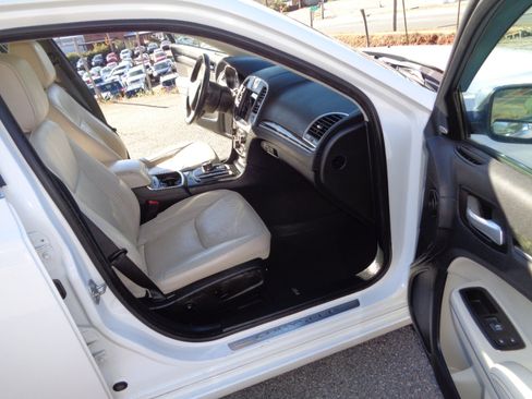 Used 2017 Chrysler 300 C image 16