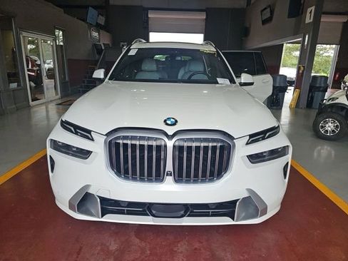 Used 2023 BMW X7 xDrive40i w/ Premium Package AWD/4WD image 3