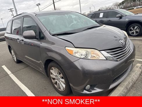 Used 2013 Toyota Sienna XLE image 2