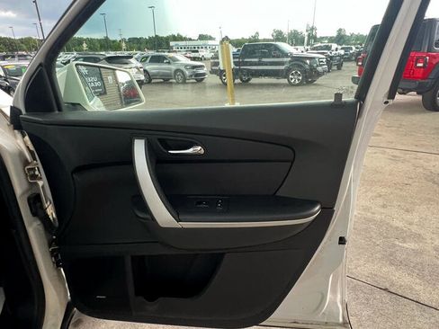 Used 2011 GMC Acadia SLE image 16