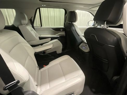 Used 2025 Lincoln Navigator Reserve image 14