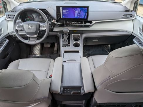 Used 2026 Toyota Sienna XLE FWD image 5