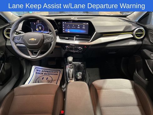 Used 2025 Chevrolet Trax LT FWD image 2