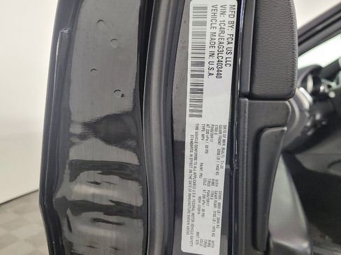 Used 2020 Jeep Grand Cherokee Laredo RWD image 33