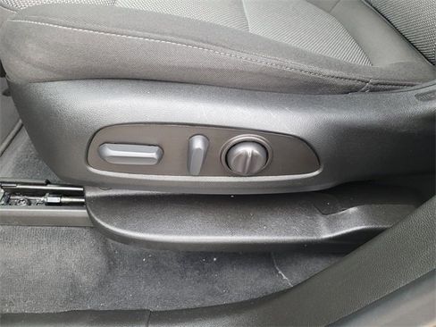 Used 2023 Chevrolet Traverse LT image 23