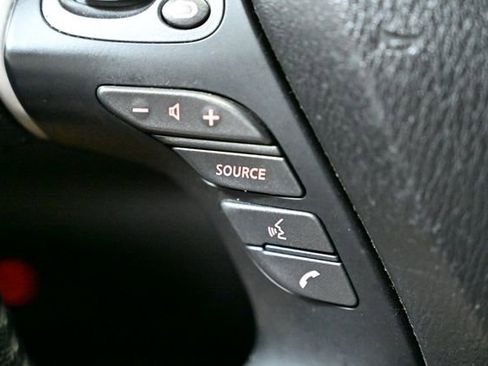 Used 2018 Nissan Pathfinder SV image 39