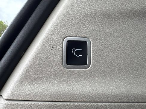 Used 2023 Chrysler Pacifica Touring-L FWD image 31
