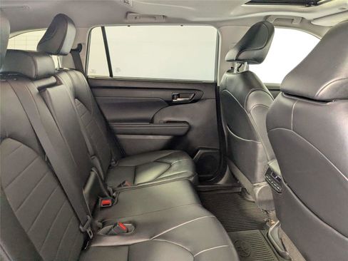 Used 2022 Toyota Highlander XLE FWD image 32