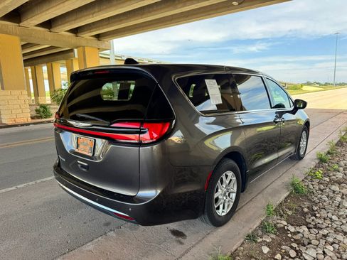 Used 2023 Chrysler Pacifica Touring-L FWD image 3
