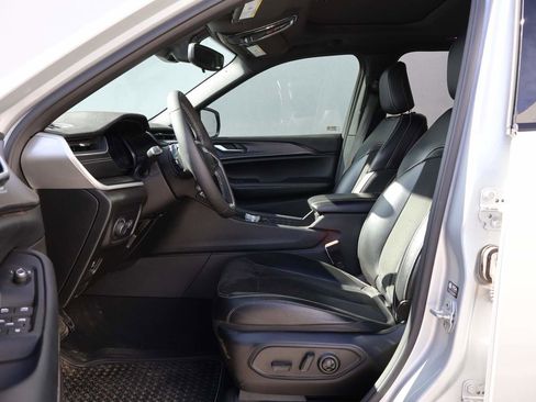 Used 2023 Jeep Grand Cherokee Altitude AWD/4WD image 8