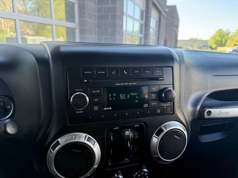 Used 2018 Jeep Wrangler Unlimited Sahara w/ Max Tow Package AWD/4WD image 37