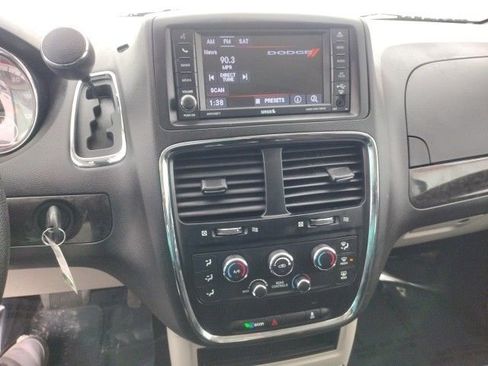 Used 2019 Dodge Grand Caravan SE w/ UConnect Hands-Free Group image 20