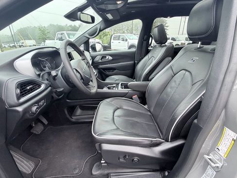 Used 2025 Chrysler Pacifica Limited FWD image 23