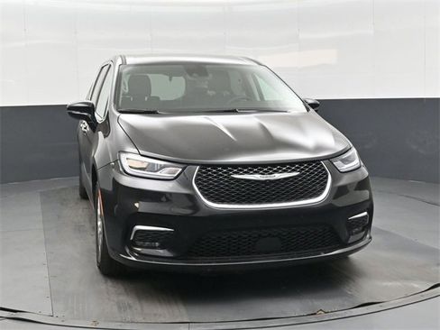 Used 2024 Chrysler Pacifica Touring-L image 10