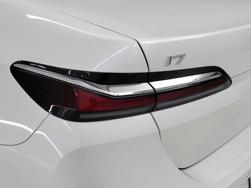 Used 2025 BMW i7 xDrive60 image 8