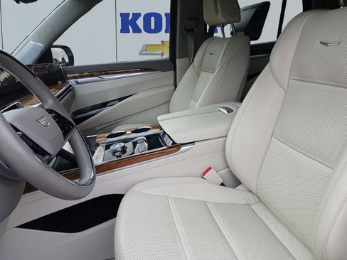 Used 2025 Cadillac Escalade Sport Platinum w/ LPO, Floor Liner Package AWD/4WD image 10
