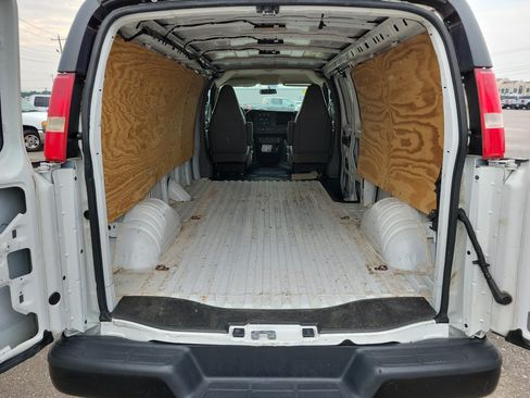 Used 2018 Chevrolet Express 2500 Extended RWD image 8